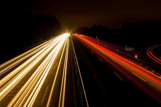 Reflektory samochodowe bez sekretów, inaczej wybieramy lampy tylne i przednie dla imponującego oświetlenia pojazdu